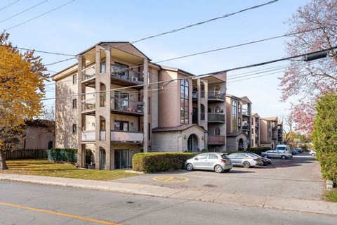 Copropriété dans un bel ensemble immobilier. Salon, salle a manger donnant sur un grand balcon avec vue dégagée. Espace à aire ouverte. Un beau projet pour personnaliser et mettre au goût du jour. Veuillez prendre note que les frais de condo incluent...