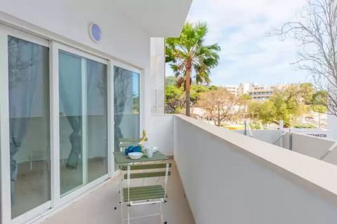 Cet appartement moderne, situé à quelques pas de la plage de Son Moll, dispose d'un balcon paisible, idéal pour se détendre après une journée de baignade ou de bronzage. Situé au premier étage (sans ascenseur), l'appartement dispose d'un salon confor...