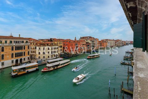 Ort: San Marco, Venedig San Marco ist das Herz der Stadt Venedig, das bekannteste und prestigeträchtigste Viertel. Von jedem Punkt aus sind sowohl der Markusplatz als auch das Teatro della Fenice bequem zu Fuß zu erreichen. Dieser Bereich ist auch se...