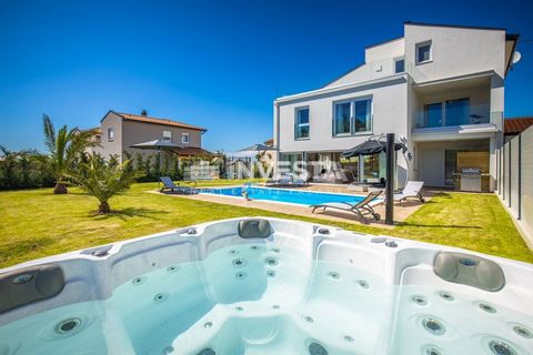 Luxe Villa Te Koop 5 km van Poreč Te koop een luxe villa, gelegen op 5 km van Poreč, met een totale oppervlakte van 261,28 m². De villa bevindt zich op een perceel van ongeveer 600 m² en bestaat uit een begane grond, eerste verdieping en een hoge zol...