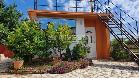 Prachtig vrijstaand huis met garage en tuin op een uitstekende locatie Te koop een prachtig vrijstaand huis omringd door groen en bloemen. Het huis heeft een totale oppervlakte van 34 m² en is een studio-appartement met een geregistreerd dakterras va...