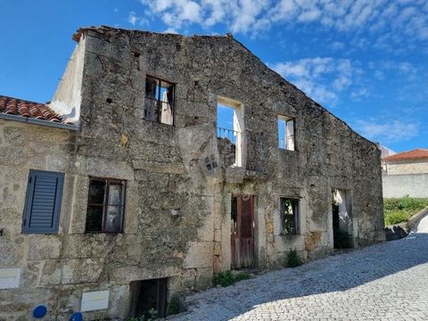 Genesteld in het charmante bergdorpje Casal da Serra, biedt deze granieten stenen ruïne een unieke kans voor mensen met een visie en passie voor restauratie. De ruïne is geregistreerd als een begane grond en eerste verdieping woning met veranda met e...