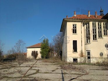 IBG Real Estates est heureux de proposer cette propriété, située dans un village pittoresque et bien organisé près de Ruse. Il y a un petit zoo avec un chameau, des autruches et d'autres animaux au centre du village, ainsi qu'un magasin, un restauran...