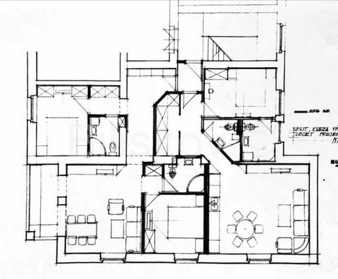 Split, Manuš – Vierzimmerwohnung 120 m2.Die Wohnung befindet sich im hohen Erdgeschoss eines kleineren freistehenden Wohngebäudes und besteht aus 4 Schlafzimmern, einem Wohnzimmer, einer Küche, einem Esszimmer, einem Badezimmer mit Toilette + einer G...