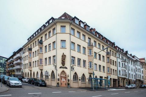 Wir vermieten ein Zimmer in unserer 4-Zimmer Wohnung im denkmalgeschützten Gebäude, sehr zentrumsnah in Pforzheim. Die Wohnung hat insgesamt 129 m2 und eine unglaubliche Deckenhöhe von 3m. Sie ist mit einem hochwertigen Parkettboden ausgestattet und ...