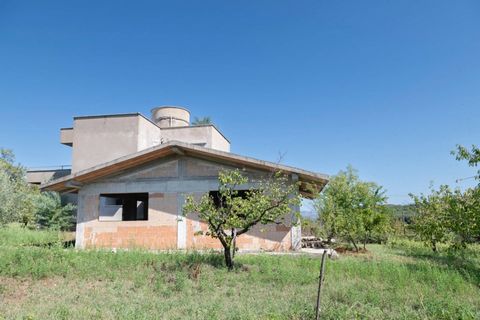 Sant'Angelo Romano - Via della Martinella - Wij bieden te koop een af te bouwen huis van gewapend beton aan, bestaande uit een bovengrondse verdieping van 110 m2, een kelder van ongeveer 120 m2 en een omringend perceel van ongeveer 2000 m2. Het huis ...