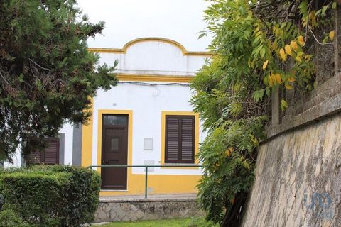 Moradia térrea, situada próxima de todos os bens e serviços. Imóvel para habitação própria permanente ou para investimento. Composto por 2 quartos, 1 casa de banho, sala de estar, cozinha open space, quintal e terraço. A área envolvente dispõe de amp...