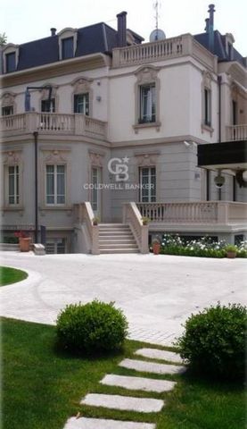 Liberty Villa for sale in Gallarate (VA) Located a few steps from the pedestrian area of Gallarate, this Liberty-style villa is a tribute to French charm, restored with attention to detail and materials in 2011. Gallarate is a dynamic city that retai...