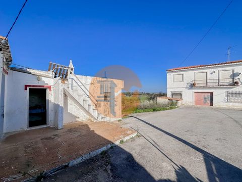 Dit huis met één verdieping, gelegen in het pittoreske dorpje Azinhal in Castro Marim, vertegenwoordigt een investeringsmogelijkheid met een groot potentieel. Op slechts 15 km van Vila Real de Santo António en ongeveer 12 km van het centrum van Castr...