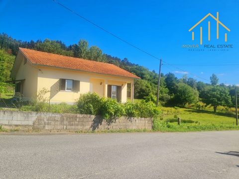 Bauernhof mit Haus und 1 ha Land in São Pedro do Sul Immobilie zum Verkauf mit einem Wohnhaus und einer Fläche von 10.000 m2 Land in São Pedro do Sul. Das Haus auf einer Etage besteht aus Küche, Wohnzimmer, Flur, 2 Schlafzimmern sowie Bad und Dachbod...