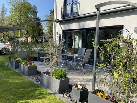 Neuwertig, geräumiges Einfamilien-Reihenendhaus über 3 Ebenen, Dachterrasse, mit Gartengrundstück, Carport, bezugsfrei *deutsch : Dieses Exposé ist in deutscher, englischer und russischer Sprache vorhanden. *english : This Expose is available in Germ...