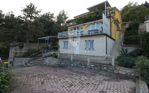 Location: Istarska županija, Kršan, Plomin. Haus in einer ruhigen Siedlung nahe dem Meer mit schöner Aussicht, 15 Autominuten von Labin entfernt. Das Anwesen besteht aus einem Erdgeschoss und zwei Etagen sowie einem großzügigen Garten mit einer Gesam...