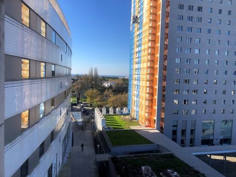 Apartamento T3 na zona residencial e comercial do Aviz, com 3 frentes.. - Sala com varanda, fogão de sala e casa de banho social. - Cozinha e lavandaria. - 1 Suite com casa de banho com luz natural + 2 quartos e 1 casa de banho completa. - Aqueciment...