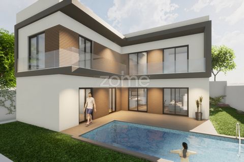 Identificação do imóvel: ZMPT571776 This house, under construction on Rua Marquês de Pombal in Porto Salvo, is the ideal home for families or couples seeking a versatile space thoughtfully designed down to the smallest detail. Featuring 4 bedrooms, i...