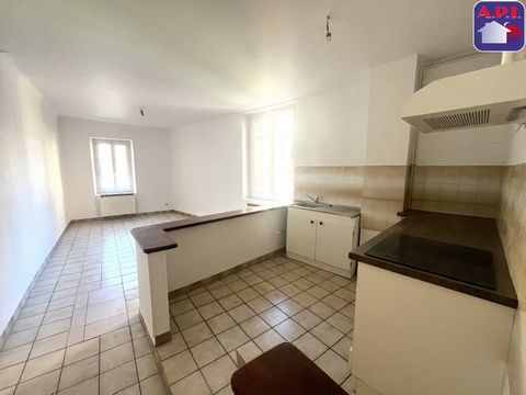 PROCHE PREFECTURE Appartement de type 3 bis situé dans le centre-ville de Foix, proche de la Préfecture. Il se compose d'une pièce à vivre ouverte sur une cuisine aménagée et semi-équipée, de deux chambres, d'un bureau, d'une salle de bain et d'un wc...