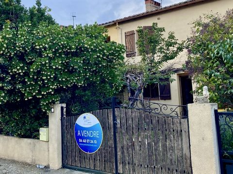 A découvrir une charmante maison de 97 m² habitables avec un salon-séjour avec une cheminée, une cuisine équipée indépendante et un grand garage. A l'étage 4 chambres de 14 à 9 m² et une salle de bains avec WC. Un rafraîchissement sera necessaire pou...