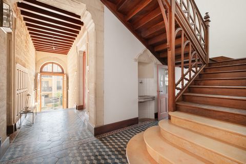 Magnificent Historic Villa in Uzès with Private Pool - 780 000 € Discover this elegant nineteenth-century villa, nestled a few steps from the city center of Uzès, in the heart of a private and secure residential complex. With access to a swimming poo...