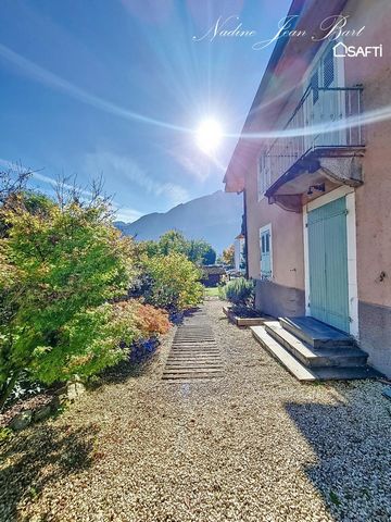 Située à Bonneville (74130), cette maison à fort potentiel est nichée au cœur de la ville, offrant ainsi un accès pratique aux commerces, écoles et transports en commun. Cette bâtisse authentique sis sur un terrain de 700 m² bénéficie d'un emplacemen...