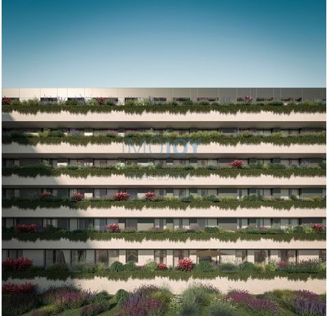 Descubra uma experiência de vida elevada nesta residência T2 cuidadosamente projetada com design e acabamentos modernos no condomínio Central Park. Com uma área generosa de 105,90 m², este apartamento virado a Nascente capta a suave luz da manhã e in...