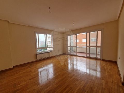 Excelente Apartamento de Tipologia T3 com uma área de 143m2.   Localizado na Moita, Alhos Vedros e está situado em zona residencial urbana tranquila. Nas proximidades encontramos todo o tipo de comércio, serviços, escolas, farmácias, cafés e transpor...