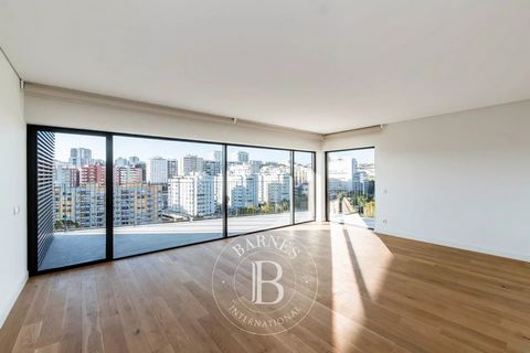 Piso de 3 dormitorios a estrenar en un condominio con piscina y gimnasio en Miraflores, en el municipio de Oeiras. Uno de los dormitorios es en suite y la cocina está totalmente equipada. El generoso balcón ofrece vistas panorámicas sobre la ciudad y...