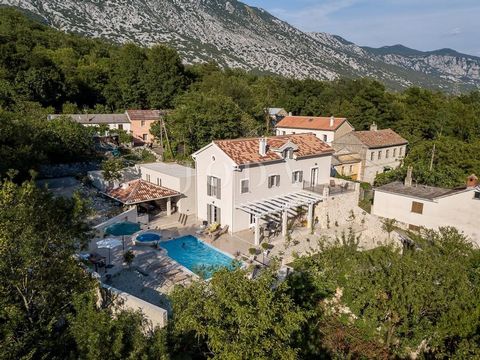 Casa indipendente in vendita in una posizione idilliaca alla fine di un borgo, situata all'interno di un giardino curato e recintato. L'accesso alla casa è lungo un ruscello e un sentiero, conferendo alla proprietà un fascino unico. La casa è stata c...