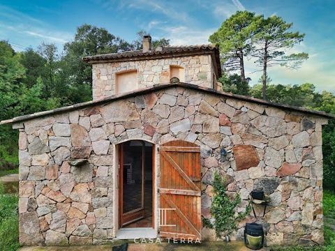 Située à proximité de Porto-Vecchio, 'AVRETA' est une maison ancienne de 160 m² sur 2 niveaux édifiée sur un terrain d'une surface de 2 230 m². La position dominante de la maison offre une jolie vue dégagée sur les montagnes. Au rez-de-jardin de cett...