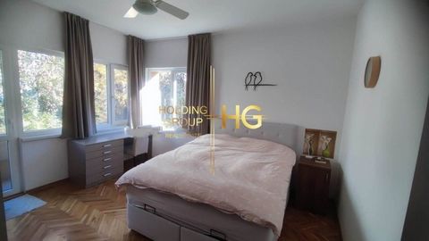 HOLDING GROUP REAL ESTATE présente à votre attention un excellent appartement de trois chambres dans le quartier de Varna. Quartier grec. L’appartement a une surface nette de 104 m². et fait face au sud, au sud-ouest. L’appartement est situé au trois...