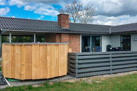 Bei Hasmark Strand finden Sie dieses moderne Ferienhaus mit Whirlpool im Haus und Badezuber im Außenbereich für Wellness und Erholung. Zudem liegt das Haus in der Nähe eines schönen Strandes. Im Inneren erwartet Sie ein offener Küchen-/Wohnbereich mi...