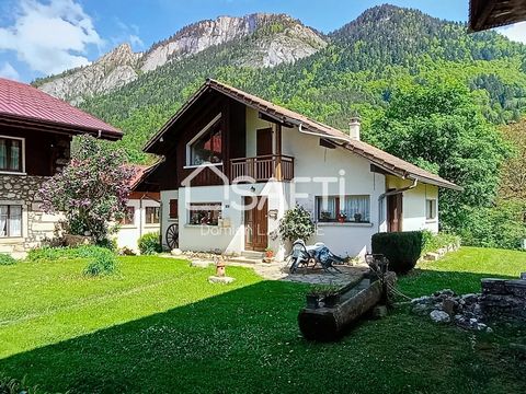 Au coeur du village de Bellevaux en Haute Savoie, venez découvrir cette belle villa d'environ 120 m2 et située sur un terrain de 678 m2. Elle offre un cadre agréable, au coeur d'une ancienne Baronnie (La Cour). Construit en 1990, ce bien se divise en...