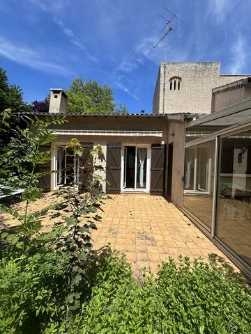 Superb architect's house to renovate of 120 m2 on a plot of 3200 m2 without any vis-à-vis in absolute calm. This property consists on the ground floor of an entrance, a large living - dining room opening onto a terrace, a kitchen, a bedroom, a bathro...