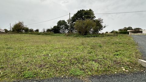 Sur la commune de LOIRE-LES-MARAIS, nous vous proposons un terrain à bâtir viabilisé de 646m2 dans un lotissement.