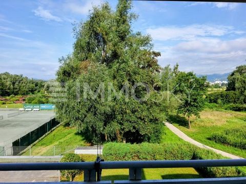 Charmante 2 kamer woonoase met loggia in aangrenzende natuur en locatie aan het meer! Dit moderne en lichtovergoten appartement in de populaire wijk Plesching in Linz, is gelegen op de 2e verdieping van een appartementencomplex met 9 gezinnen. Pracht...