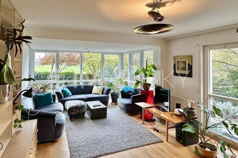 Diese lichtdurchflutete 5-Zimmer-Terrassenwohnung im Erdgeschoss eines gepflegten Mehrfamilienhauses (Baujahr 2003) bietet auf 104 m² viel Raum für Familien oder Paare. Besonders hervorzuheben ist der malerische Ausblick auf das Fürther Rathaus und d...