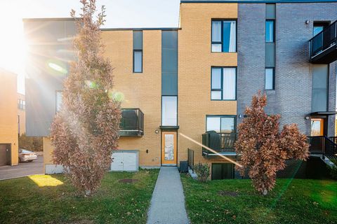 Découvrez ce condo unique situé dans les Faubourgs, directement en face du charmant parc Carlos d'Alcantara avec une vue dégagée qui vous donnera un sentiment de mini-maison grâce à son entrée privée sans espaces communs à traverser comme dans d'autr...