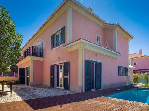 Villa de luxe de 5 chambres dans une communauté fermée à Birre Dans l'un des quartiers les plus recherchés et privilégiés de Cascais, nous trouvons cette propriété située dans une communauté fermée exclusive de seulement 6 maisons, avec une piscine e...