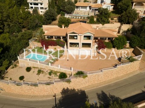 Maison spectaculaire dans l'urbanisation Sa Font Seca, urbanisation tranquille à seulement 15 minutes de Palma. Avec des vues spectaculaires sur la mer, la baie et les montagnes. Divisée en deux maisons complètement symétriques, la propriété a enviro...