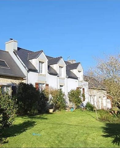 Seulement chez Capifrance, sur la commune de Plogastel-Saint-Germain, une maison de 140m2 avec un grand séjour de 34m² avec insert bois, une cuisine ouverte, une chambre, une salle d'eau, wc séparés, ce qui permet une vie de plain pied. Au 1er, le pa...