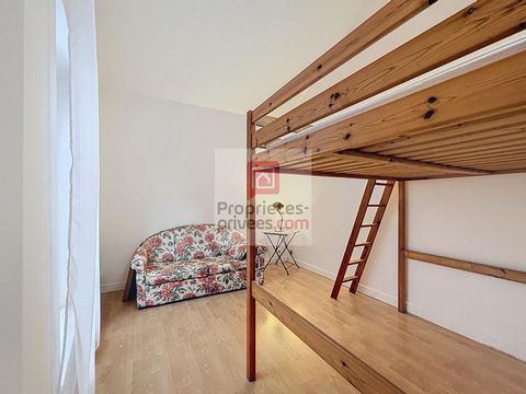 78120- Au centre-ville de Rambouillet, à 2 minutes à pied de la place Félix Faure, venez découvrir cette petite maison de ville. Le bien vous propose de plain-pied une pièce de vie lumineuse avec mezzanine, une cuisine séparée, une salle de bain avec...