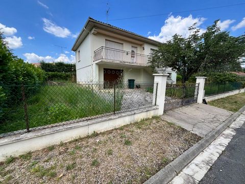 A vendre: Maison familiale, ?avec sous sol complet à proximité de Villeneuve-sur-Lot et Sainte livrade. Découvrez, cette charmante maison sur sous-sol, situé dans un endroit calme, offrant un cadre de vie paisible en étant proche de toute commodité. ...