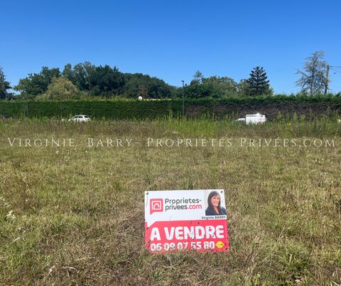 RARE Sur le Secteur de Tonnay Charente, Virginie BARRY vous propose cette grande parcelle de terrain à bâtir de 556 m² (lot5). Ce terrain viabilisé et libre de constructeur vous offrira une exposition et une perspective parfaites ! D'autres parcelles...