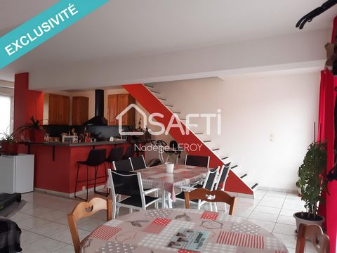 Secteur Saint Joseph, à proximité du collège du Lycée et des commodités. Au premier étage d'un immeuble en bon état général. Un magnifique duplex avec une pièce de vie de plus de 45 m², cuisine équipée avec bar central, salle à manger et salon. Trois...