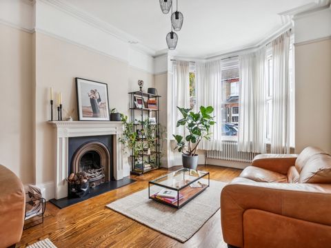 Cette belle maison dispose d’une grande salle de réception double avec cheminée, cet espace se fond à merveille dans une grande cuisine-salle à manger qui est parfaite pour recevoir. Il y a un jardin orienté à l’ouest qui est très large en raison de ...