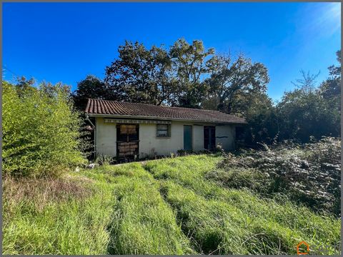 Nicolas MADRELLE - SAFTI présente sur Blanquefort - Caychac (33290), cette maison d'habitation à restaurer entièrement ou à démolir pour repartir sur un nouveau projet. Elle bénéficie d'un cadre privilégié, alliant tranquillité et accès à pied aux pr...