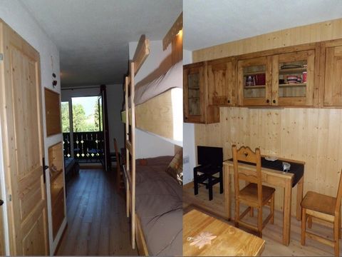 COMBLOUX, you will fall under the spell of this STUDIO Cabin very well equipped with a breathtaking view of Mont Blanc from your living room and terrace composed of an entrance, a small equipped kitchen, opening onto a living room, a sleeping area wi...