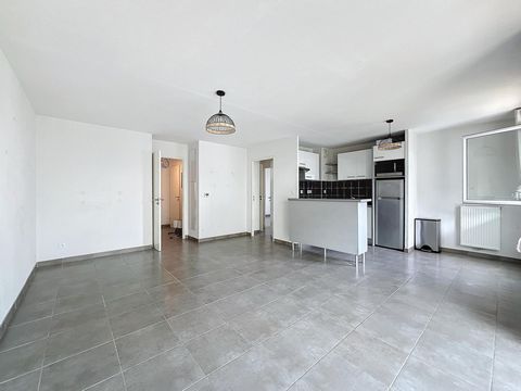 Charmant T3 de 60 m² à Tournefeuille Découvrez ce bel appartement de 3 pièces, situé au 1er étage d’une résidence récente. Vous profiterez d'une belle entrée avec grand placard, d’un espace de vie lumineux de près de 30 m² avec cuisine ouverte, donna...