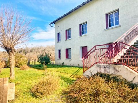 24530 - LA CHAPELLE FAUCHER Située à 10 min Brantôme et 15 min de Thiviers, dans un environnement verdoyant, Je vous propose cette grande maison familiale lumineuse de 1967, d'une surface habitable de 275 m2 et répartie sur trois niveaux, avec jardin...