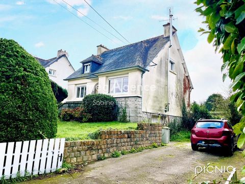 Située à Ploumagoar, proche des transports, écoles, commerces et à seulement quelques minutes à pied de la gare SNCF. Idéal pour une vie de famille. La maison d'une surface de 105M², est implantée sur un terrain de 869M². Elle propose une vie de plai...