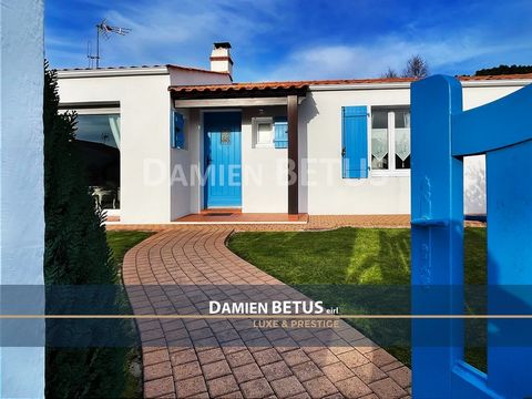 Cette maison à Noirmoutier, en Vendée, est située à la lisière du Bois de la Chaize et à proximité du château. Elle offre un cadre idéal pour les vacances ou pour une vie quotidienne paisible. Elle combine charme, fonctionnalité et confort. Côté jour...