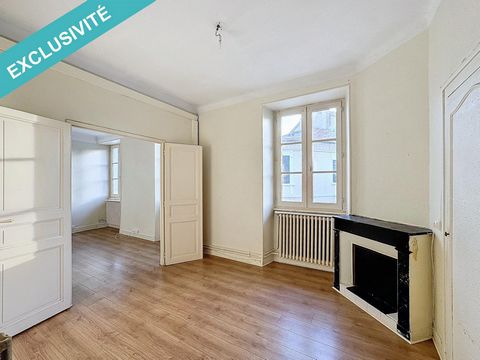 Situé au cœur de Saint-Jean-de-Luz, ce charmant appartement à rénover de 75 m², offre un cadre de vie idéal à proximité immédiate des Halles. Ce quartier prisé combine l'authenticité basque et une ambiance typique avec ses commerces, restaurants et s...